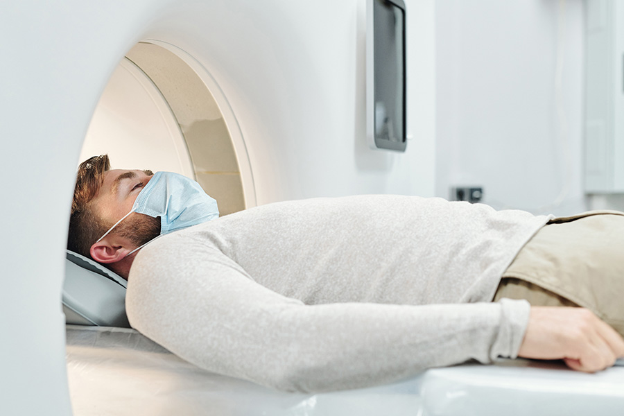 Protección radiológica- Paciente preparado para hacerse un escáner